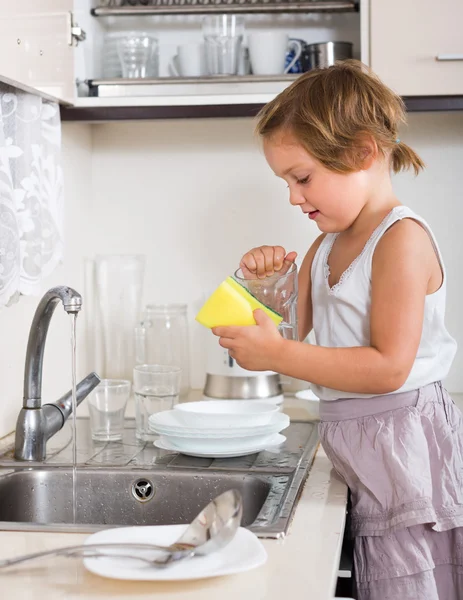 Malé dítě mytí nádobí — Stock fotografie