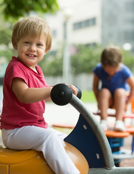 Kinder spielen auf Spielplatz — Stockfoto