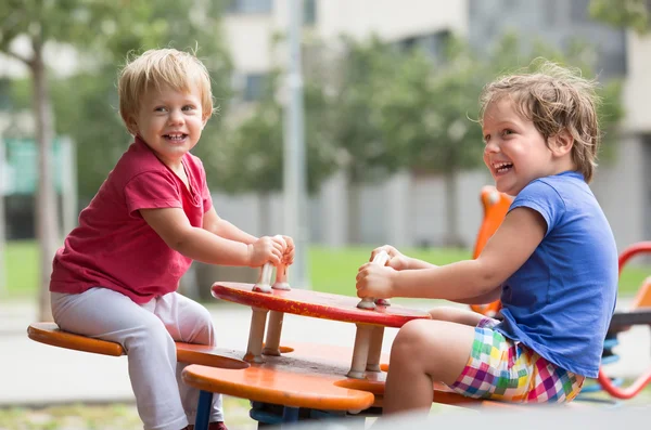 Kinder spielen auf Spielplatz — Stockfoto