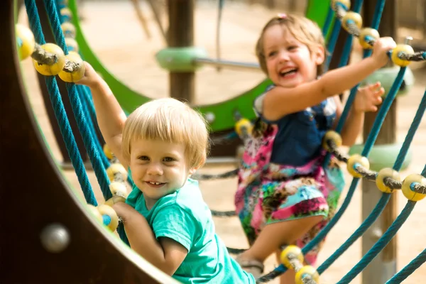 Kleine Schwestern spielen auf Spielplatz — Stockfoto