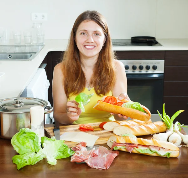 Mulher feliz cozinhar sanduíches — Fotografia de Stock