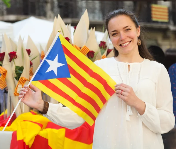 Mulher sorridente com bandeira catalã — Fotografia de Stock