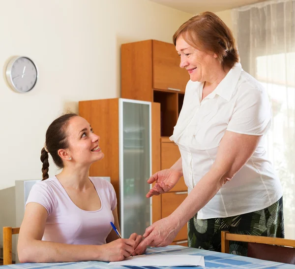 Glada kvinnor med ekonomiska dokument — Stockfoto