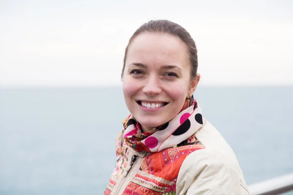 Portret van een vrouw op pier — Stockfoto