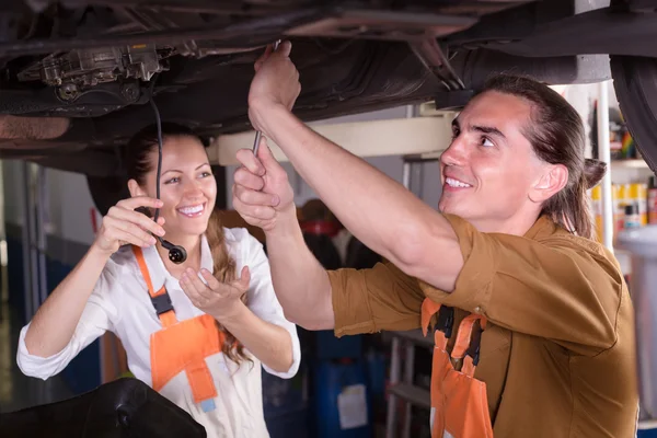 Two mechanics repairing car — Stock Photo, Image