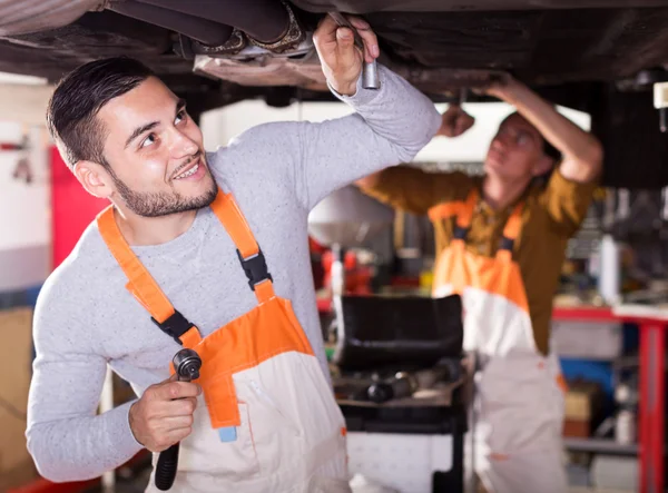 Two successful car mechanics — Stock Photo, Image