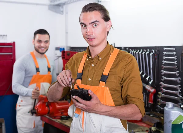 Two workmen toiling in workshop — Stock Photo, Image