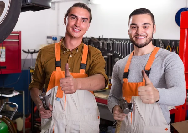 Two mechanics in workshop — Stock Photo, Image