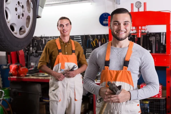 Two workmen toiling in workshop — Stock Photo, Image