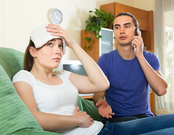 Man calls an ambulance for his woman — Stock Photo, Image