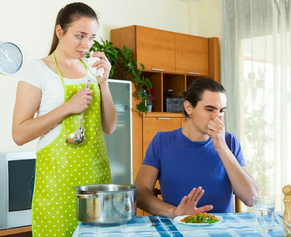 Meisje serveert lunch haar man — Stockfoto