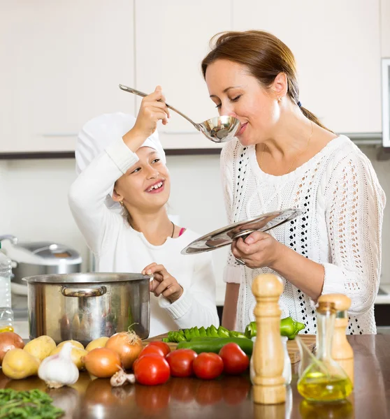 Madre e hija preparando sopa —  Fotos de Stock