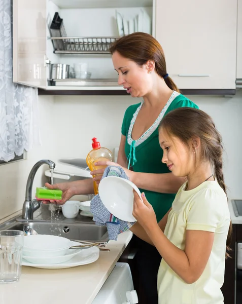 帮助妈妈洗碗的女孩 — 图库照片