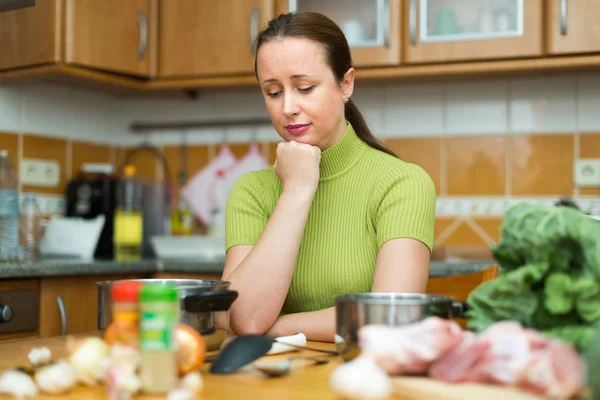 Müde Frau in der Küche — Stockfoto