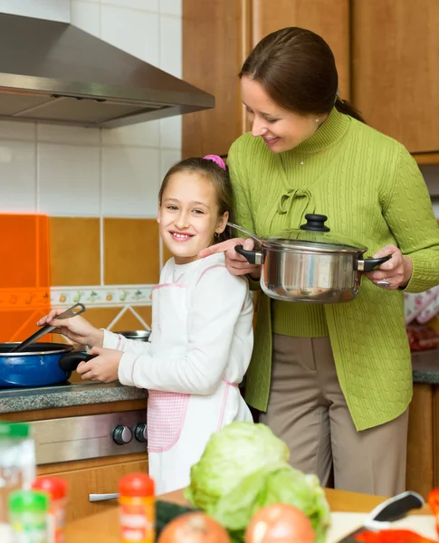 Madre con hija cocinando en la cocina —  Fotos de Stock