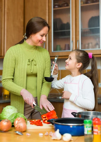 Chica y mamá con verduras —  Fotos de Stock