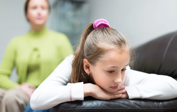 Woman berating daughter in home — Stock Photo, Image