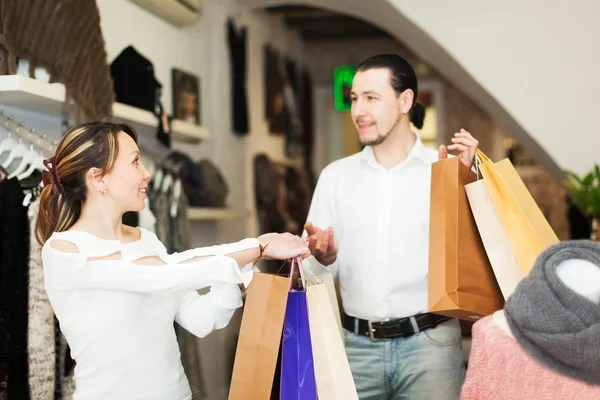 Casal com sacos de compras na loja — Fotografia de Stock