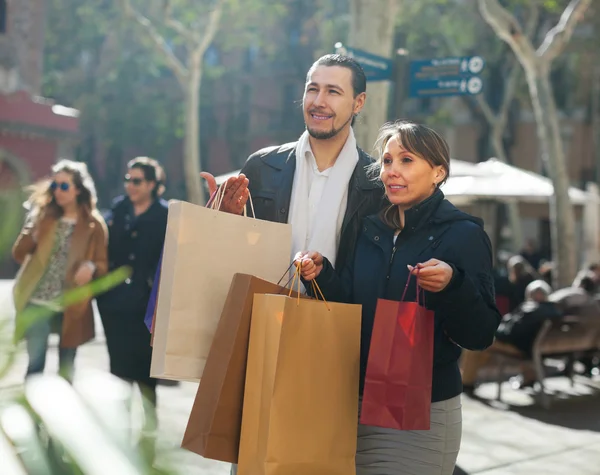 Happy couple with purchases — Stock Photo, Image