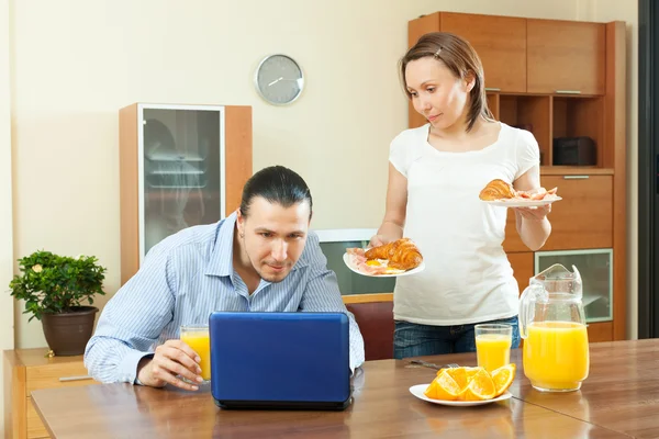 Man with laptop during breakfast — Stock Photo, Image