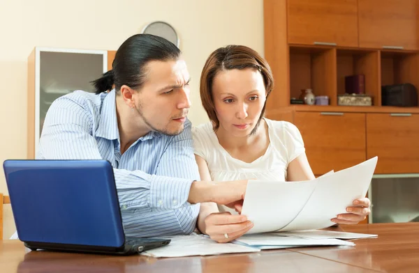 Serious couple reading document — Stock Photo, Image