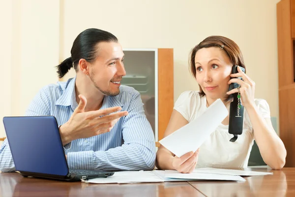 Couple looking financial document — Stock Photo, Image