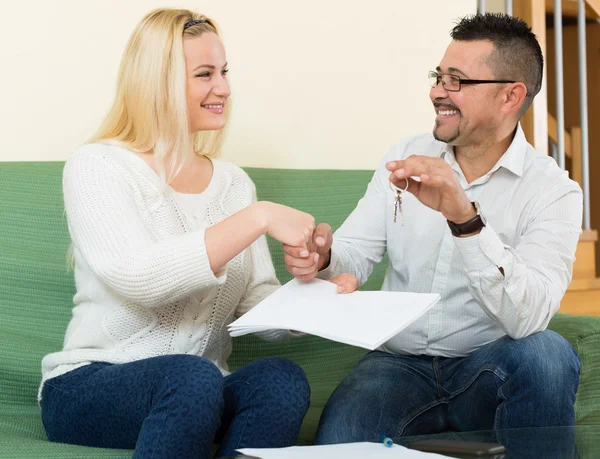 Koppel met sleutels en documenten — Stockfoto