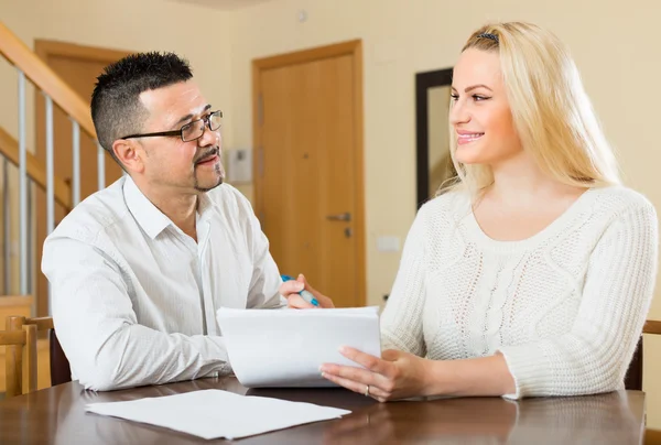 Casal com documentos em casa — Fotografia de Stock