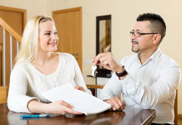 Agent geeft de sleutels — Stockfoto