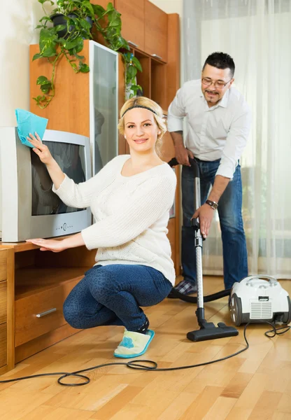 Esposos desempolvando y aspirando — Foto de Stock