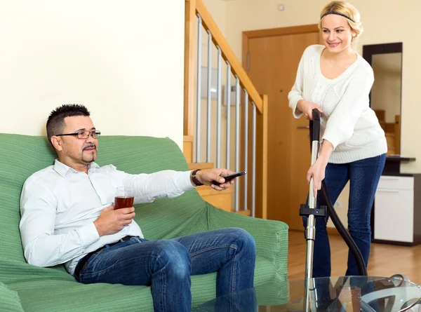 Casal feliz em casa — Fotografia de Stock