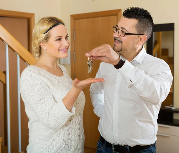 Frau bekommt Schlüssel — Stockfoto