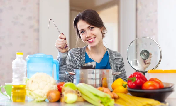 Vrouw koken veggie lunch — Stockfoto