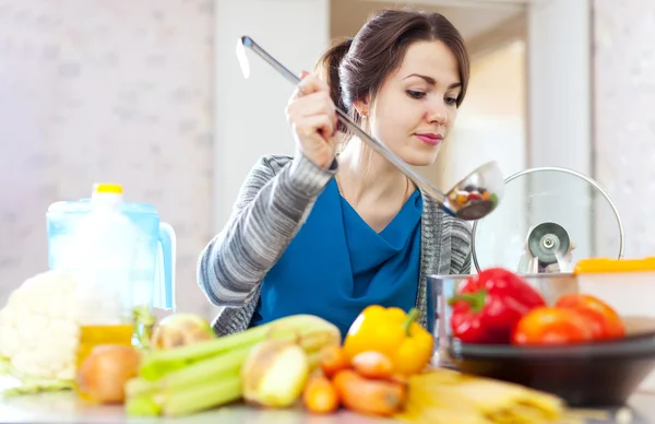 Hermosa ama de casa con cucharón —  Fotos de Stock