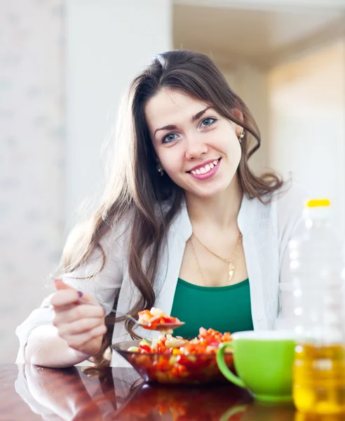 Vrouw veggie salade eten — Stockfoto