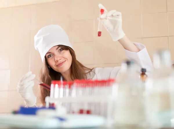 Enfermera positiva con tubos de ensayo — Foto de Stock