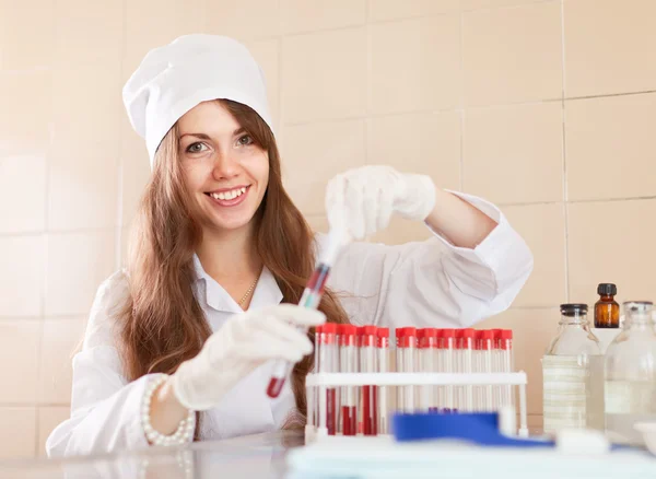 Enfermeira amigável trabalha com amostra de sangue — Fotografia de Stock