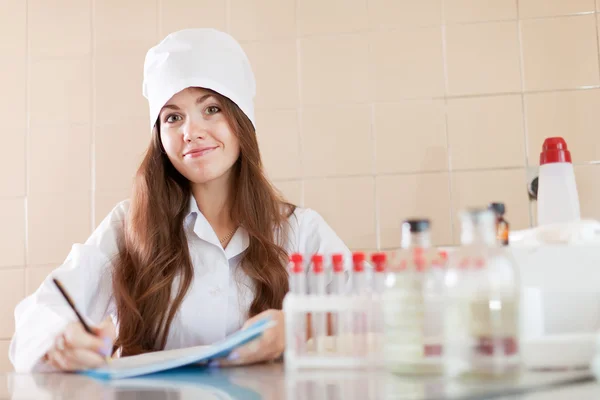 Sjuksköterska som arbetar i laboratoriet — Stockfoto