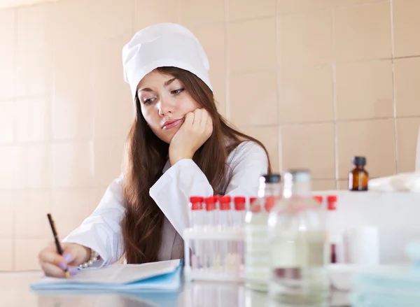 Cientista que trabalha em laboratório. — Fotografia de Stock