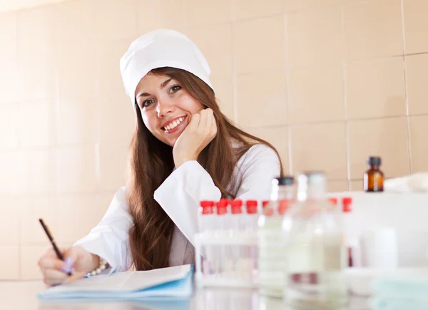 Ricercatore che lavora in laboratorio — Foto Stock