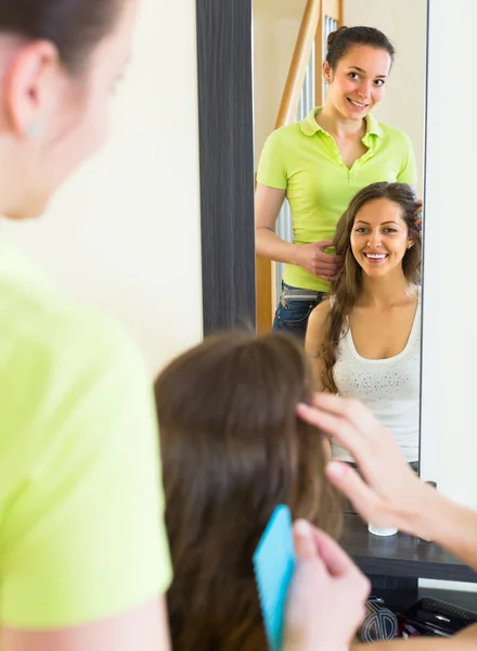 Mädchen bürsten ihren Freund zu Hause — Stockfoto