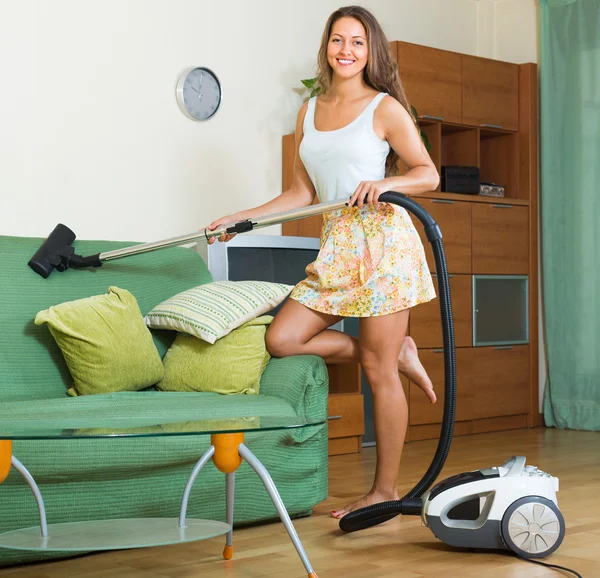 Kvinnan vacuuming vardagsrum — Stockfoto