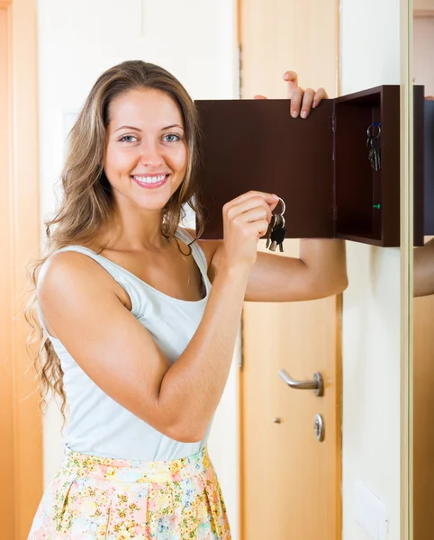 Female in casual holding apartment keys — Stockfoto