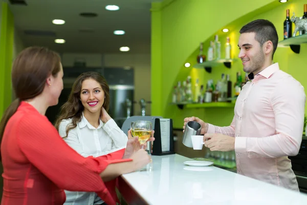 Chicas coqueteando con barman —  Fotos de Stock