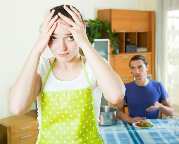 Girl serving food her man Rechtenvrije Stockfoto's