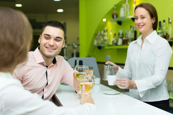 Couple with wine at bar — Stock Photo, Image