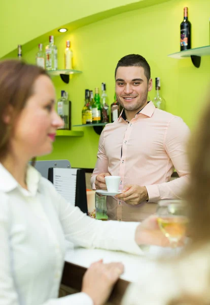 Ragazze flirtare con barman — Foto Stock