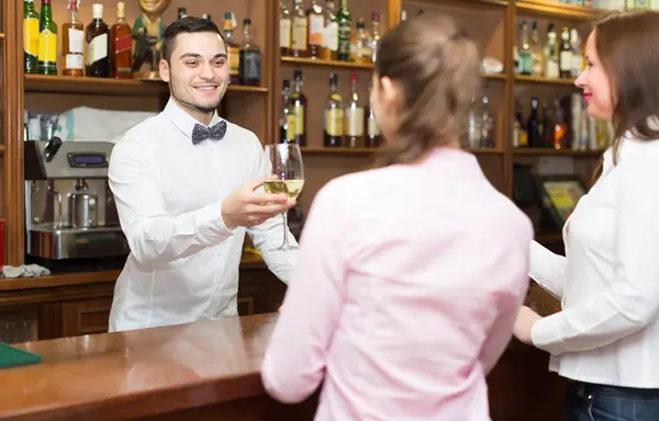 Fêmeas bebendo vinho no bar — Fotografia de Stock