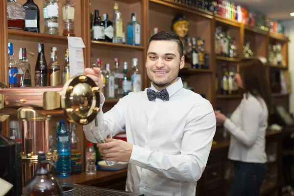 Офіціантка і бармен працює — стокове фото