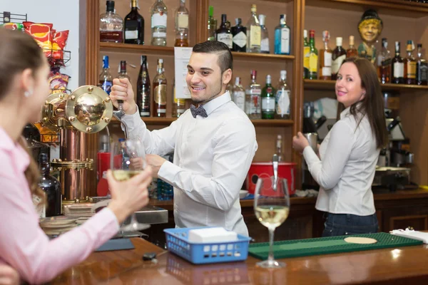 Frau trinkt Wein am Tresen — Stockfoto